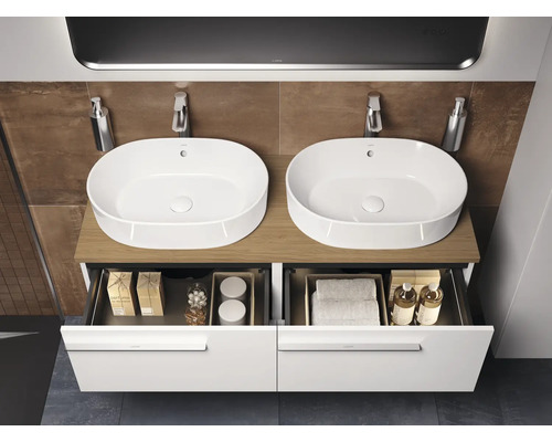 Badezimmer mit Doppelwaschbecken, Waschtischunterschrank mit Auszügen und Armaturen