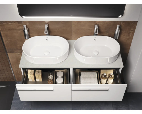 Badezimmer mit Doppelwaschbecken, Armaturen, Spiegel und offenen Schubladen