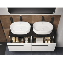 Badezimmerwaschtisch mit zwei Waschbecken, Schubladen und Ablageflächen für Badutensilien.