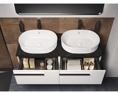 Badezimmerwaschtisch mit zwei Waschbecken, Schubladen und Ablageflächen für Badutensilien.
