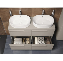 Waschtischunterschrank mit zwei Waschbecken, Armaturen, Seifenspender, Handtüchern und Toilettenpapier