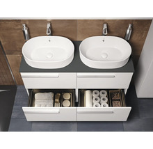 Doppelwaschtisch mit zwei Waschbecken, Unterschrank mit offenen Schubladen und Badutensilien