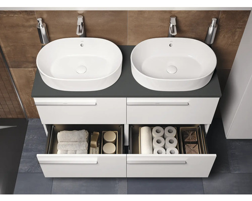 Doppelwaschtisch mit zwei Waschbecken, Unterschrank mit offenen Schubladen und Badutensilien