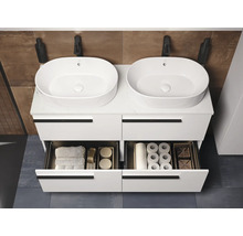 Doppelwaschtisch mit Unterschrank, geöffneten Schubladen und Badutensilien