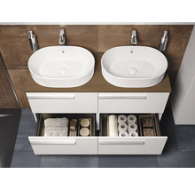 Badezimmer mit zwei Waschbecken, Waschtischunterschrank mit Schubladen und Armaturen