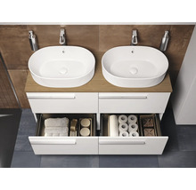 Doppelwaschtisch mit zwei Becken und offenen Schubladen mit Badutensilien