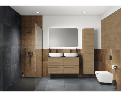 Modernes Badezimmer mit Dusche, Waschtisch mit zwei Waschbecken, Spiegel und Toilette.