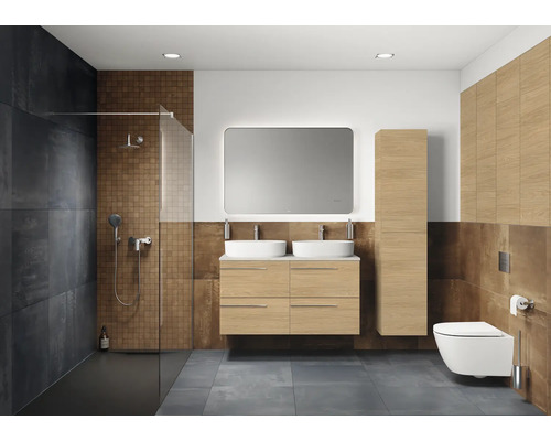 Modernes Badezimmer mit Dusche, Waschtisch mit zwei Waschbecken, Spiegel, Hochschrank und Toilette.