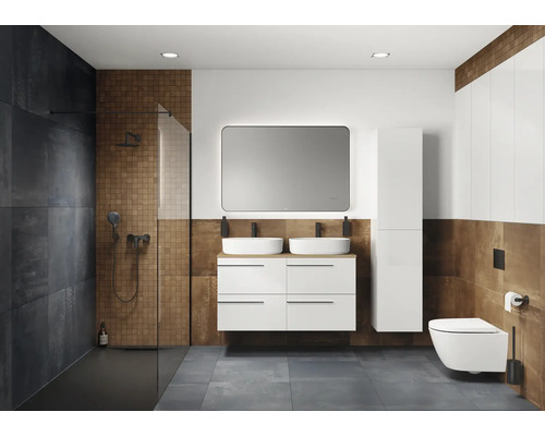 Modernes Badezimmer mit Dusche, Waschtisch mit zwei Waschbecken, Spiegel, Hochschrank und Toilette.