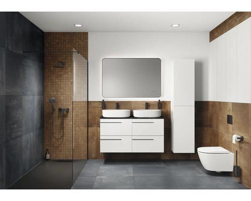 Modernes Badezimmer mit Dusche, Doppelwaschbecken, Spiegel und Toilette.