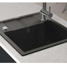 Spüle mit Abtropffläche und Wasserhahn