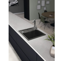 Küchenspüle mit Armatur auf einer Arbeitsplatte