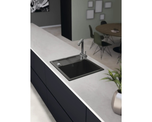 Küchenspüle mit Armatur auf einer Arbeitsplatte