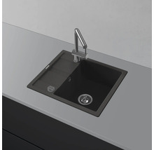 Spüle mit Abtropffläche und Wasserhahn auf einer Arbeitsplatte