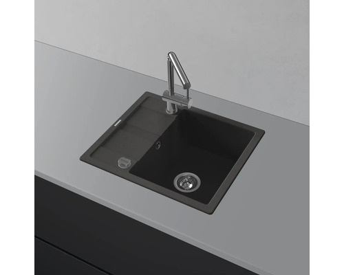 Spüle mit Abtropffläche und Wasserhahn auf einer Arbeitsplatte