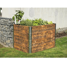 Hochbeet aus Holz mit Aufdruck, bepflanzt mit Kräutern und Gemüse im Garten