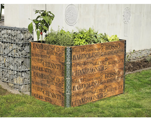 Hochbeet aus Holz mit Aufdruck, bepflanzt mit Kräutern und Gemüse im Garten