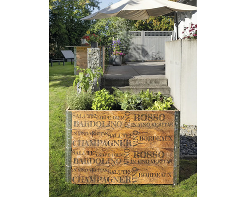 Holzpflanzkasten mit Schriftzug im Garten