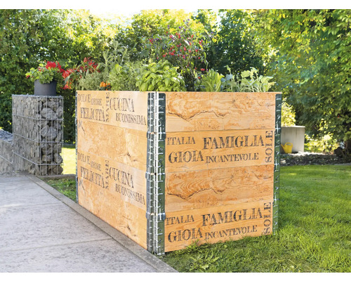 Hochbeet aus Holz mit Pflanzen im Garten