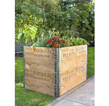 Hochbeet aus Holz mit italienischem Aufdruck und Pflanzen im Garten.