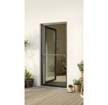 Offene Insektenschutztür mit Rahmen auf einer Terrasse