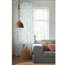 Wohnzimmer mit Vorhang mit Blattmuster, Lampe und Sofa