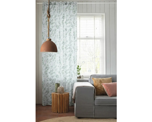 Wohnzimmer mit Vorhang mit Blattmuster, Lampe und Sofa