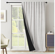 Blick auf eine graue Verdunkelungs Gardine vor einem Fenster.