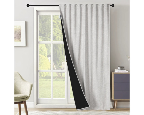 Blick auf eine graue Verdunkelungs Gardine vor einem Fenster.