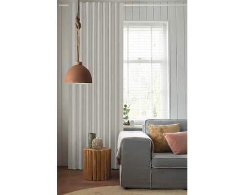 Wohnzimmer-Szene mit Vorhang, Lampe, Beistelltisch und Sofa für eine gemütliche Atmosphäre.