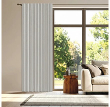 Wohnzimmer mit Fenster und Vorhang