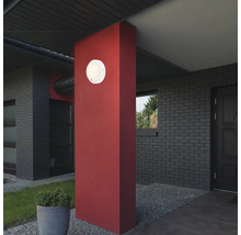 Runde Außenleuchte an einer Hauswand