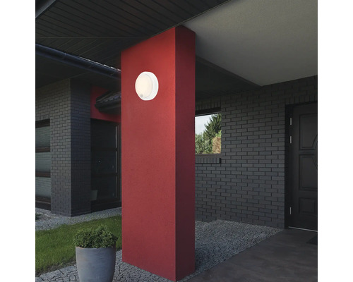 Runde Außenleuchte an einer Hauswand