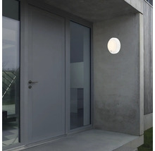 Eingangsbereich mit Haustür und runder Wandleuchte mit Bewegungsmelder