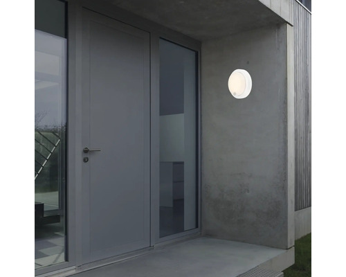 Eingangsbereich mit Haustür und runder Wandleuchte mit Bewegungsmelder