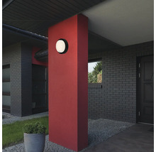 Hausfassade mit Außenleuchte an einer Säule