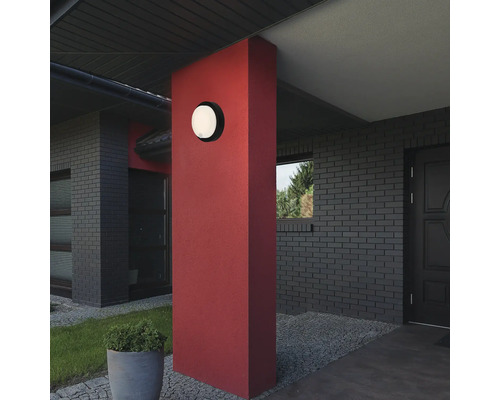 Hausfassade mit Außenleuchte an einer Säule