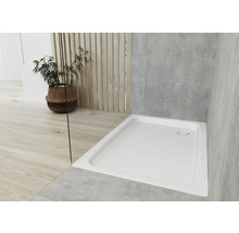 Bodengleiche Dusche mit Duschwanne im modernen Badezimmer.
