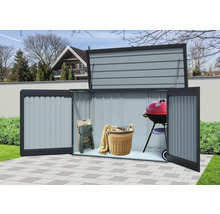 Geöffnete Gerätebox mit Grill, Korb und Klapphocker auf einer Terrasse