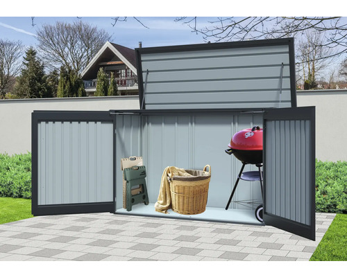 Geöffnete Gerätebox mit Grill, Korb und Klapphocker auf einer Terrasse