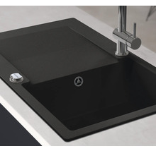 Schwarzes Spülbecken mit Abtropffläche und Armatur