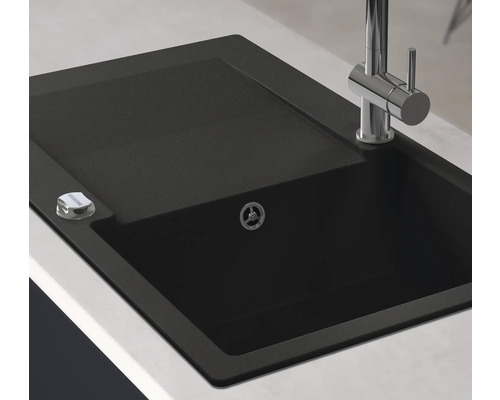 Schwarzes Spülbecken mit Abtropffläche und Armatur