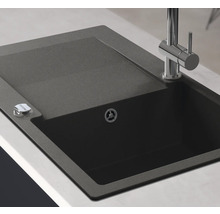 Spültisch aus Granit mit Abtropffläche und Wasserhahn