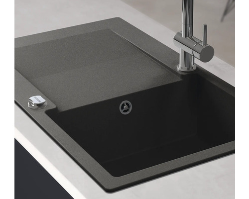 Spültisch aus Granit mit Abtropffläche und Wasserhahn