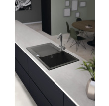 Küchenspüle mit Armatur in einer modernen Küche