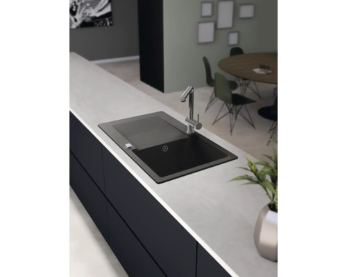 Küchenspüle mit Armatur in einer modernen Küche