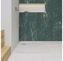 Ebenerdige Dusche mit Wandverkleidung in Marmoroptik und Duscharmatur