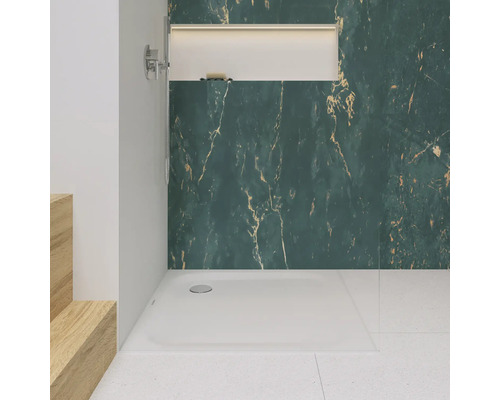 Ebenerdige Dusche mit Wandverkleidung in Marmoroptik und Duscharmatur