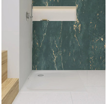 Ebenerdige Dusche mit Marmorwand und Ablagefach