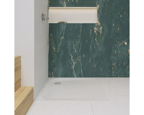 Ebenerdige Dusche mit Marmorwand und Ablagefach